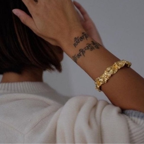 Amber Sceats Emery Cuff - Hammered gold over brass Bracelet - Picture 12 of 15